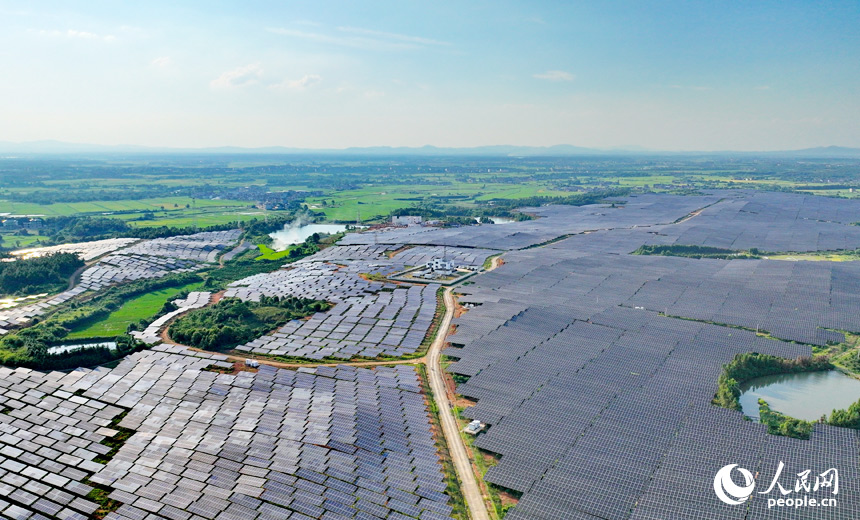 崇仁縣農光互補發電站，連片的太陽能發電板如同藍色海洋，熠熠生輝。人民網 朱海鵬攝