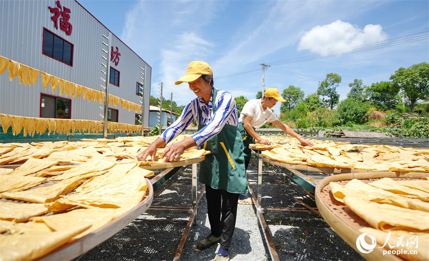 村民忙著晾曬手工腐竹。人民網 朱海鵬攝