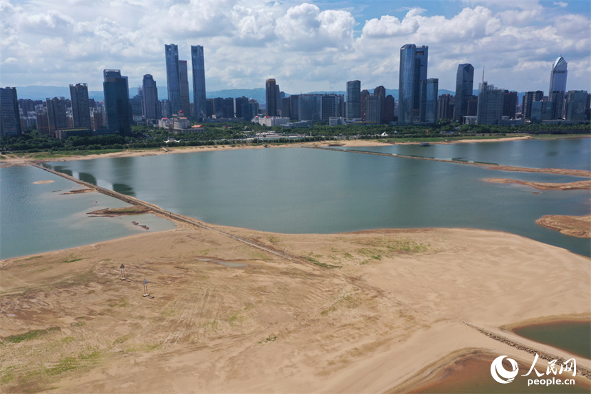 贛江南昌段水位持續走低，受此影響，下游的鄱陽湖水位逼近枯水位。 人民網記者 時雨攝