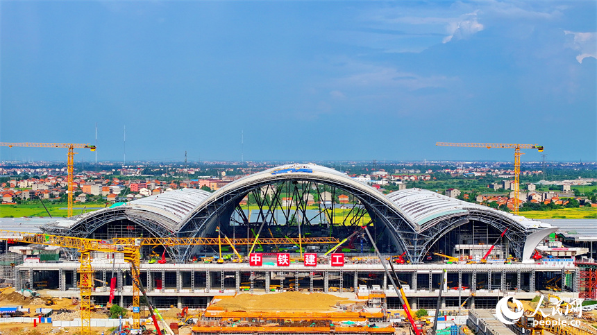 南昌東站站房工程建設現場。人民網 朱海鵬攝