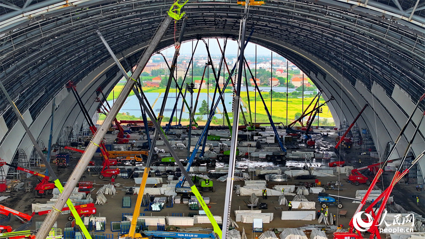 南昌東站站房工程建設現場。人民網 朱海鵬攝