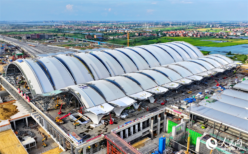 南昌東站站房工程建設現場。人民網 朱海鵬攝