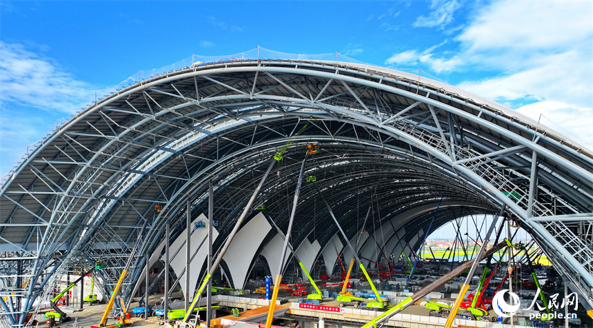 南昌東站站房工程建設現場。人民網 朱海鵬攝