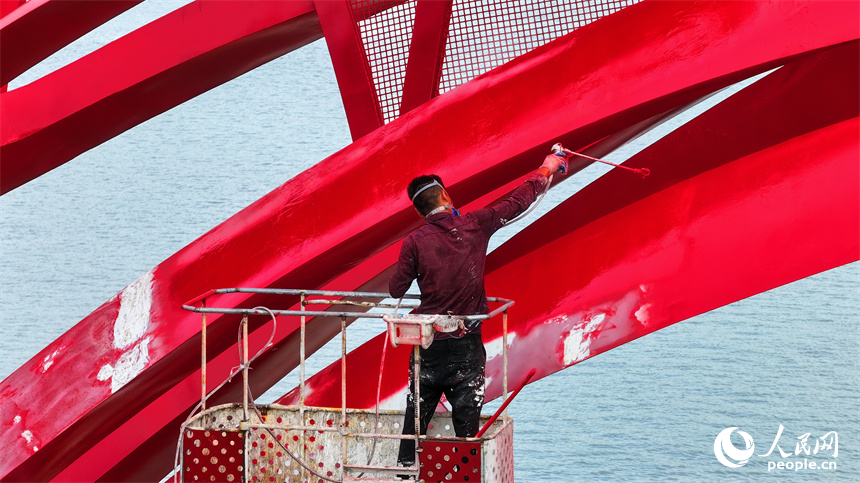 油漆工人冒著高溫搶時間趕進度。人民網 朱海鵬攝