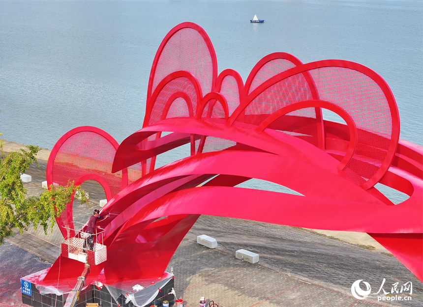 油漆工人冒著高溫搶時間趕進度。人民網 朱海鵬攝