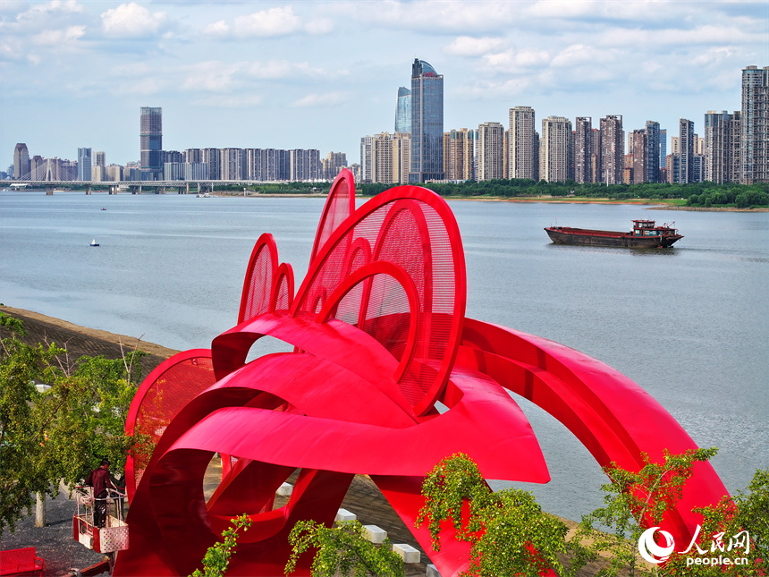 油漆工人冒著高溫搶時間趕進度。人民網 朱海鵬攝