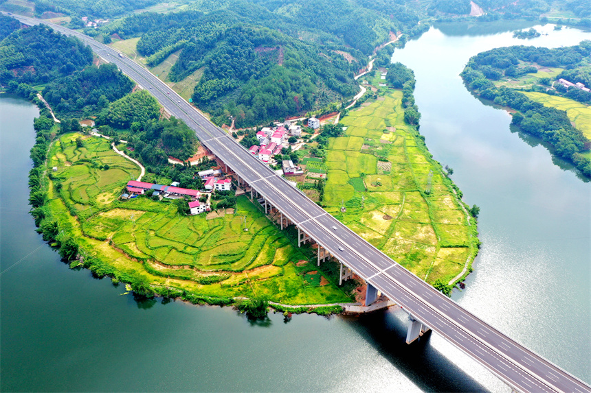 秀美高速入畫來。尹其奇攝