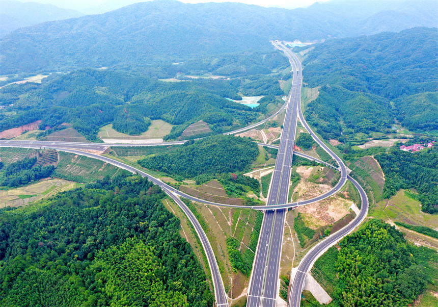 秀美高速入畫來。尹其奇攝