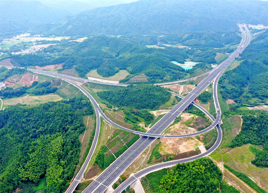 秀美高速入畫來。尹其奇攝