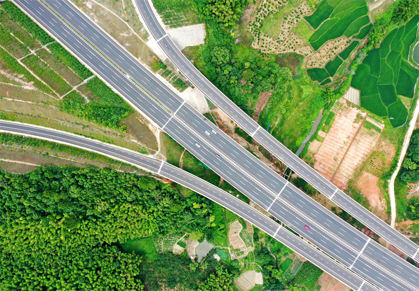 秀美高速入畫來。尹其奇攝