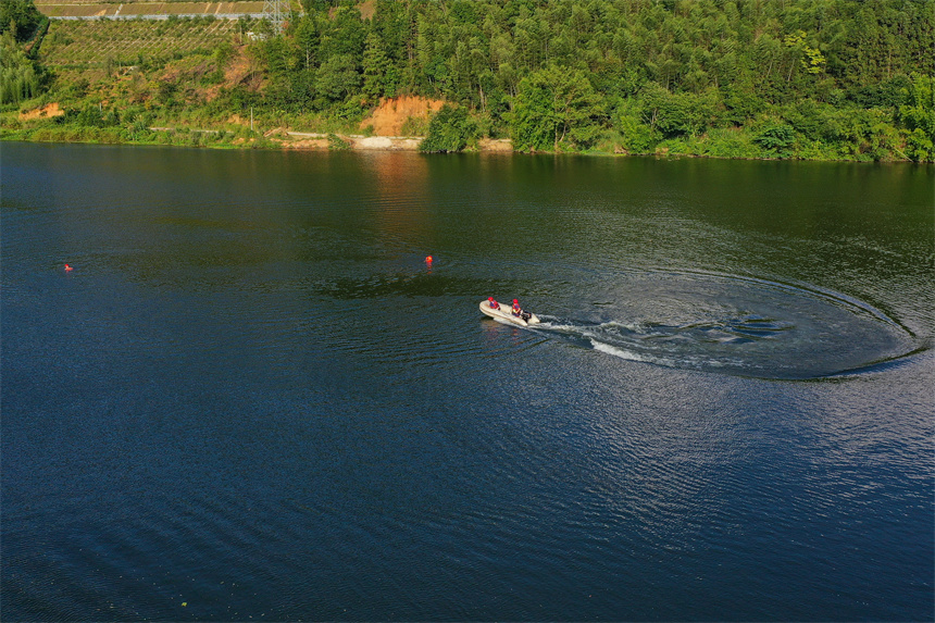 救援隊利用沖鋒舟在江西省贛州市全南縣龍下鄉桃江河進行搜索營救。
