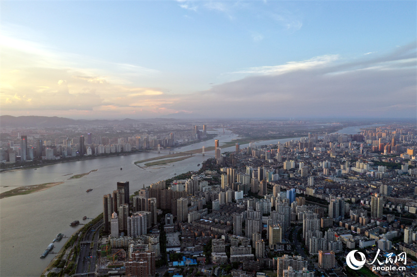 受臺風外圍環流影響，江西各地風力加大，在大風的加持下，省城南昌藍天白云能見度高。 人民網記者 時雨攝