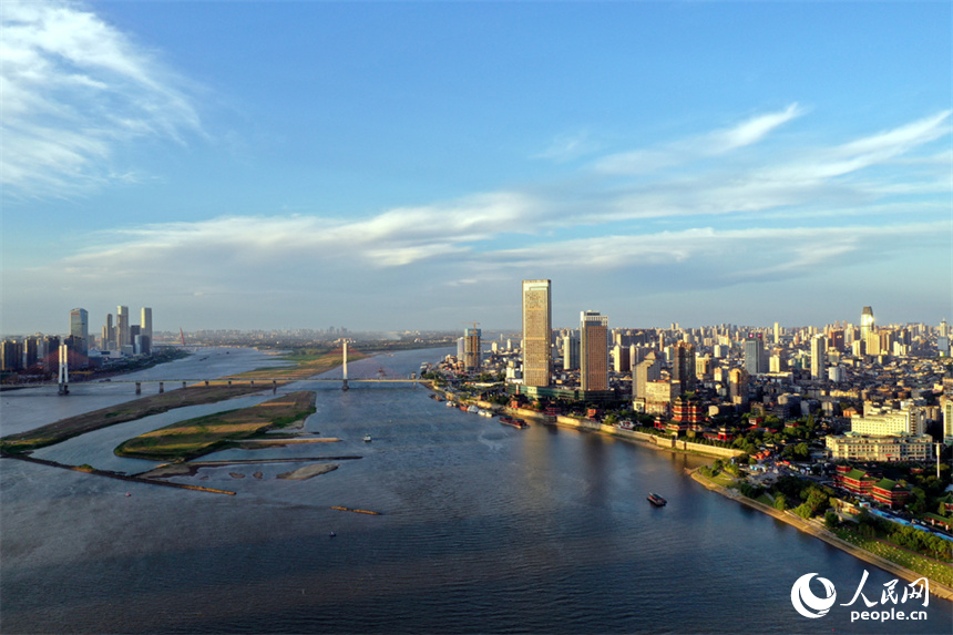 受臺風外圍環流影響，江西各地風力加大，在大風的加持下，省城南昌藍天白云能見度高。 人民網記者 時雨攝