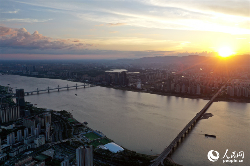 傍晚時分南昌上空晚霞絢麗。 人民網記者 時雨攝