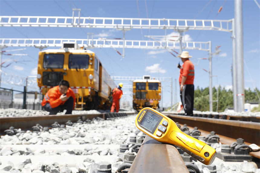 27日正午時分，地表溫度達49℃，工人們在施工現場加緊作業。 汪翰攝