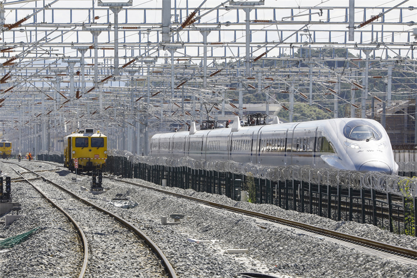 一列高鐵正從正在精調施工的昌景黃高鐵景德鎮北站駛出。汪翰攝