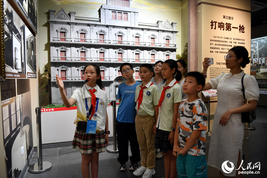 小講解員正在為游客們講解八一起義的革命故事。 人民網記者 時雨攝