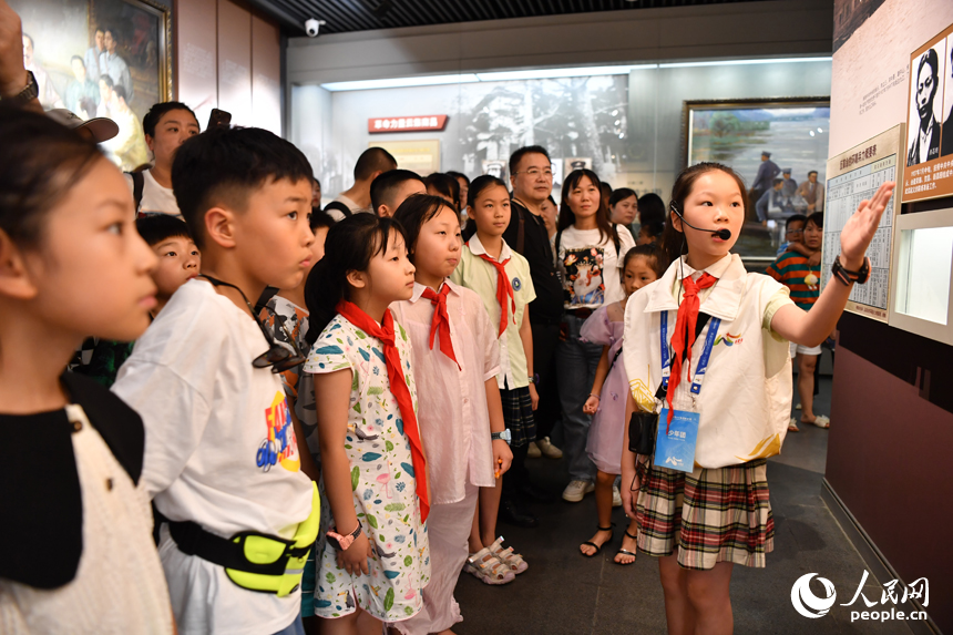 小講解員正在為游客們講解八一起義的革命故事。 人民網記者 時雨攝