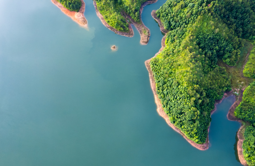群山簇擁環繞的瑞金市日東水庫，碧波蕩漾，風光旖旎。楊鑫攝
