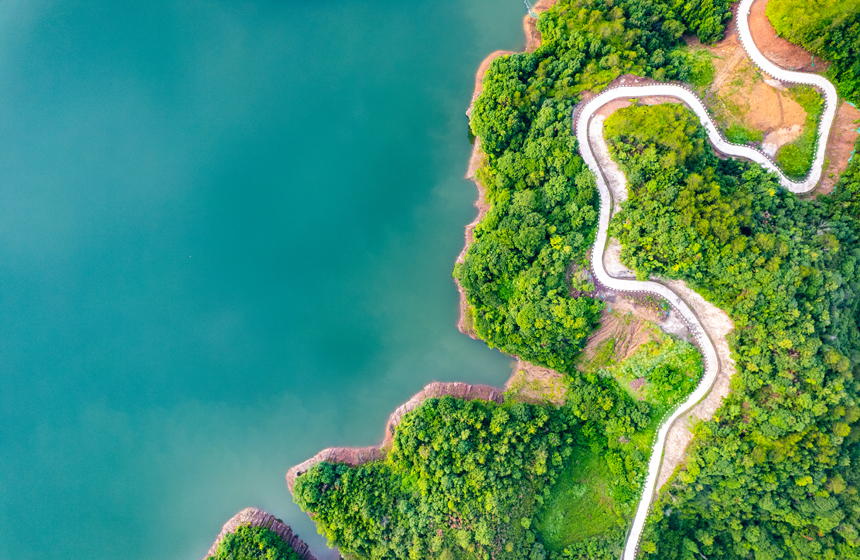 群山簇擁環繞的瑞金市日東水庫，碧波蕩漾，風光旖旎。楊鑫攝