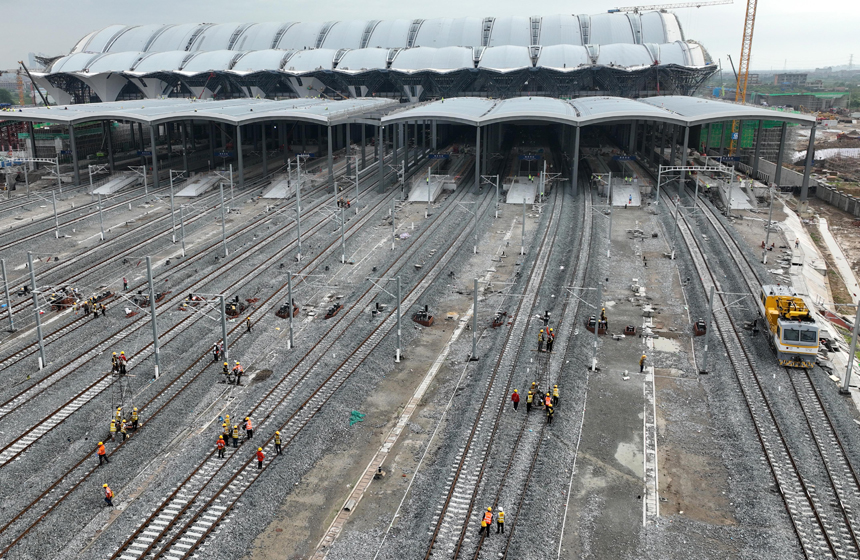 技術人員與施工人員正在對昌景黃高鐵接觸網供電線路進行靜態驗收。 胡國林攝
