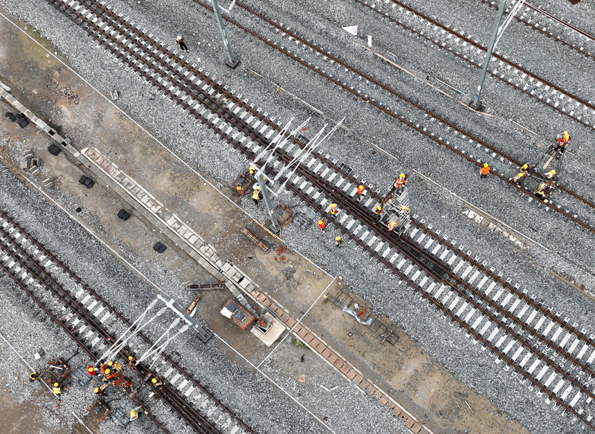 技術人員與施工人員正在對昌景黃高鐵接觸網供電線路進行靜態驗收。 胡國林攝