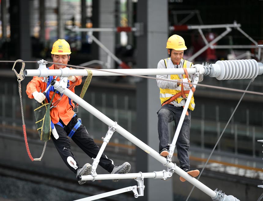 技術人員與施工人員正在對昌景黃高鐵接觸網供電線路進行靜態驗收。 胡國林攝