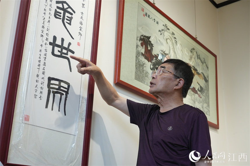 顧玉純在介紹宣紙刺繡作品。人民網 孔文進攝