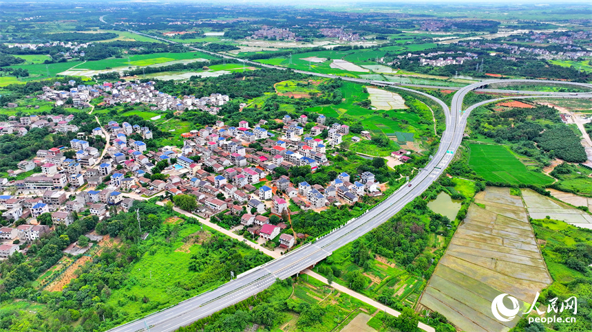 航拍撫州市東臨新區東昌高速公路。朱海鵬攝
