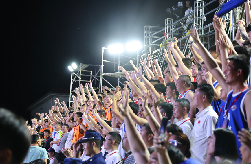 精彩賽事“點燃”現場觀眾。楊鑫攝