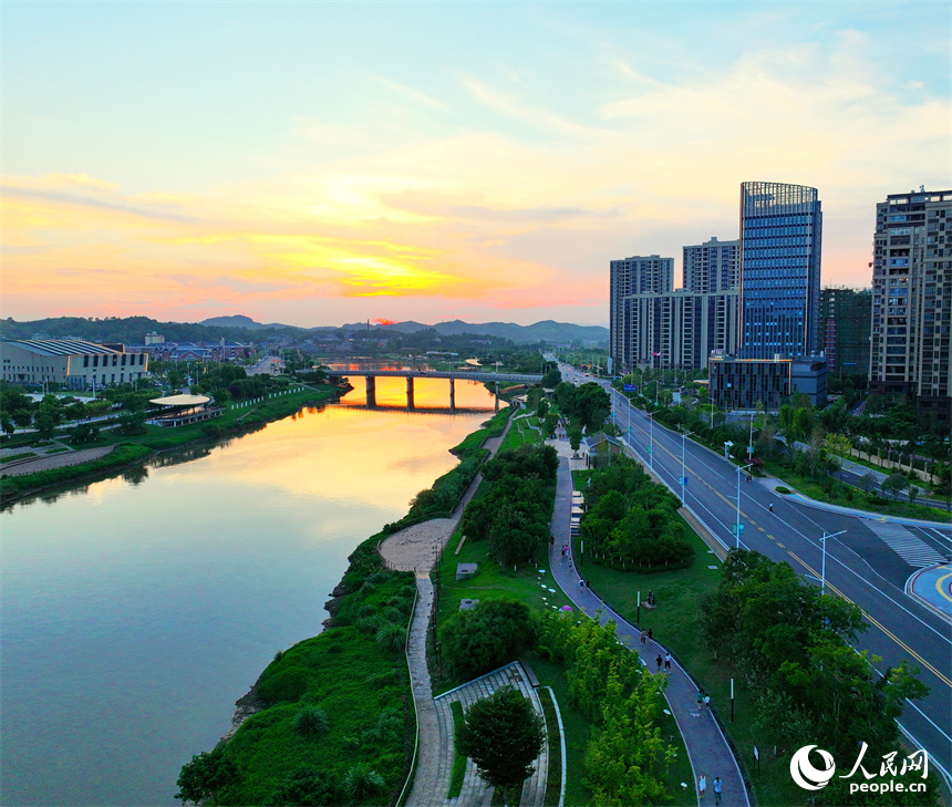 江西省萍鄉市湘東區萍水河畔，沿岸綠植、樹木、游步道與樓房建筑相映襯，構成一幅風光旖旎的水清岸綠城美的綠色生態畫卷。人民網 朱海鵬攝