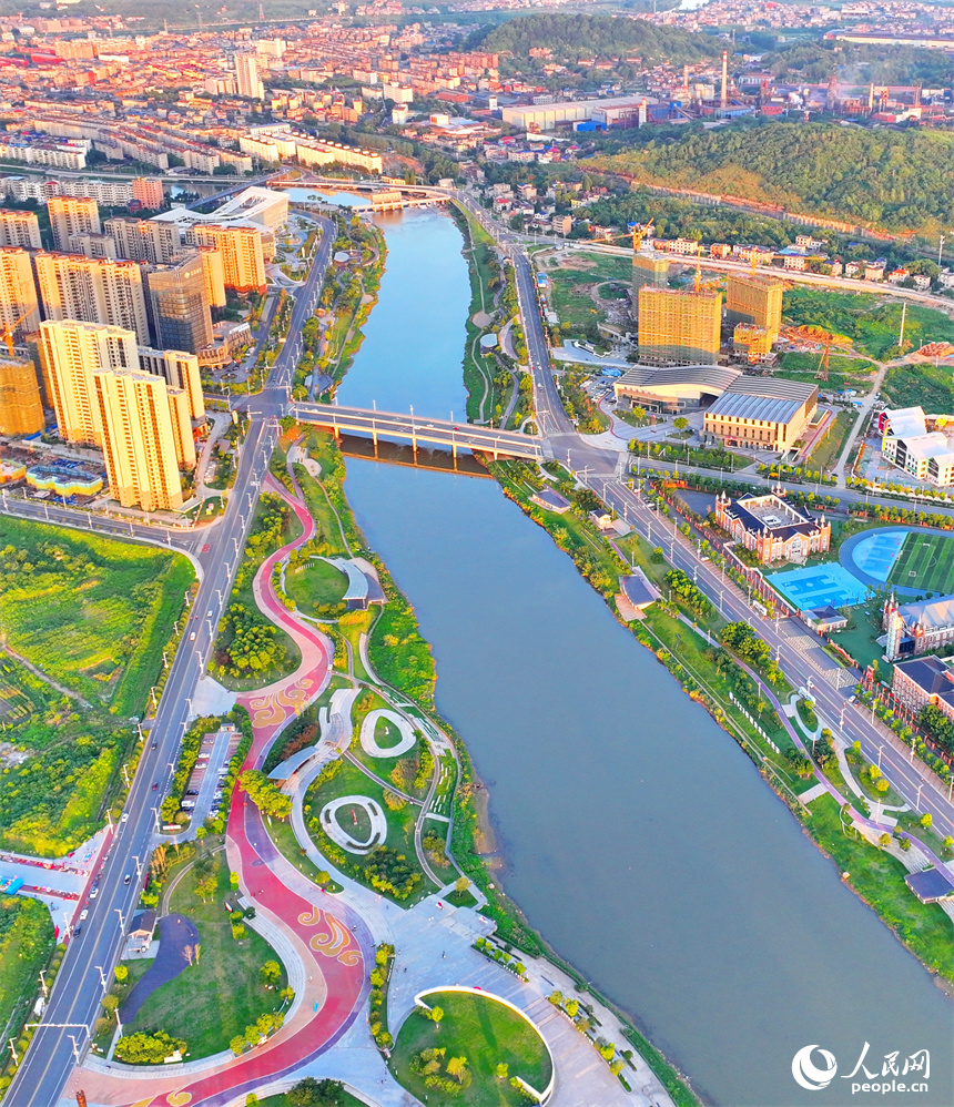 江西省萍鄉市湘東區萍水河畔，沿岸綠植、樹木、游步道與樓房建筑相映襯，構成一幅風光旖旎的水清岸綠城美的綠色生態畫卷。人民網 朱海鵬攝