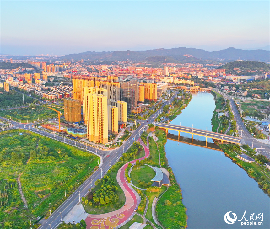 江西省萍鄉市湘東區萍水河畔，沿岸綠植、樹木、游步道與樓房建筑相映襯，構成一幅風光旖旎的水清岸綠城美的綠色生態畫卷。人民網 朱海鵬攝