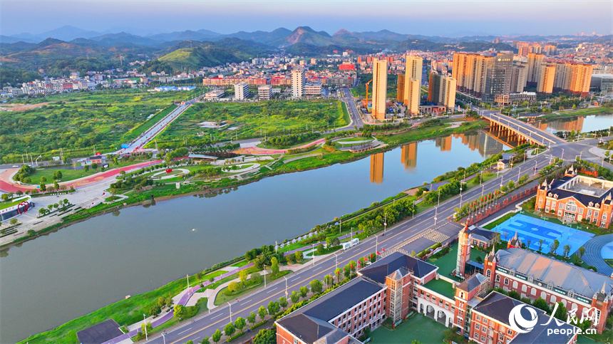 江西省萍鄉市湘東區萍水河畔，沿岸綠植、樹木、游步道與樓房建筑相映襯，構成一幅風光旖旎的水清岸綠城美的綠色生態畫卷。人民網 朱海鵬攝