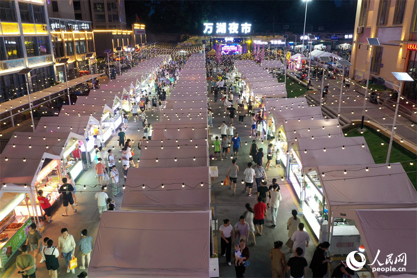 南昌縣萬湖夜市里人頭攢動，熱鬧非凡。 人民網記者 時雨攝