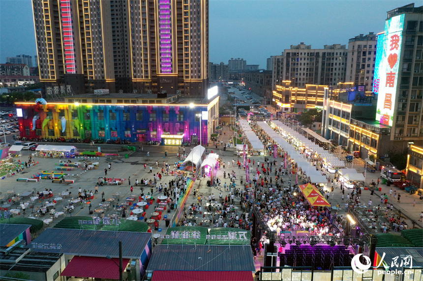 南昌縣繁華的萬湖夜市讓居民群眾“聚”過來，夜間消費“火”起來。 人民網記者 時雨攝