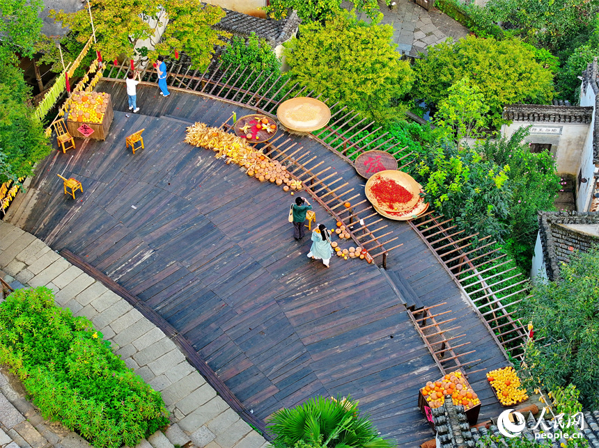 一幅立秋時節的鄉村美景畫卷映入眼簾。人民網 朱海鵬攝