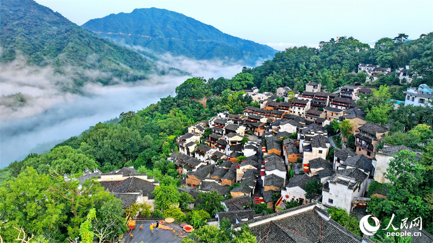 一幅立秋時節的鄉村美景畫卷映入眼簾。人民網 朱海鵬攝