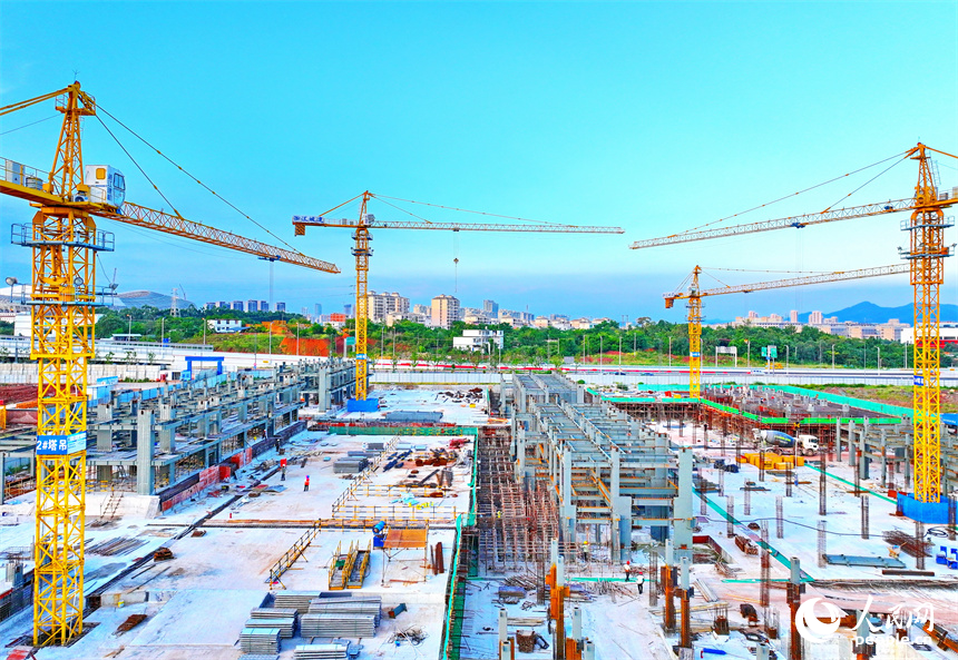 在贛州蓉江新區保障性租賃住房一期項目施工現場，施工人員在進行鋼結構安裝焊接等工作。人民網 朱海鵬攝