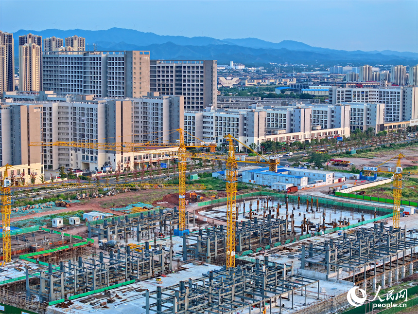 在贛州蓉江新區保障性租賃住房一期項目施工現場，施工人員在進行鋼結構安裝焊接等工作。人民網 朱海鵬攝