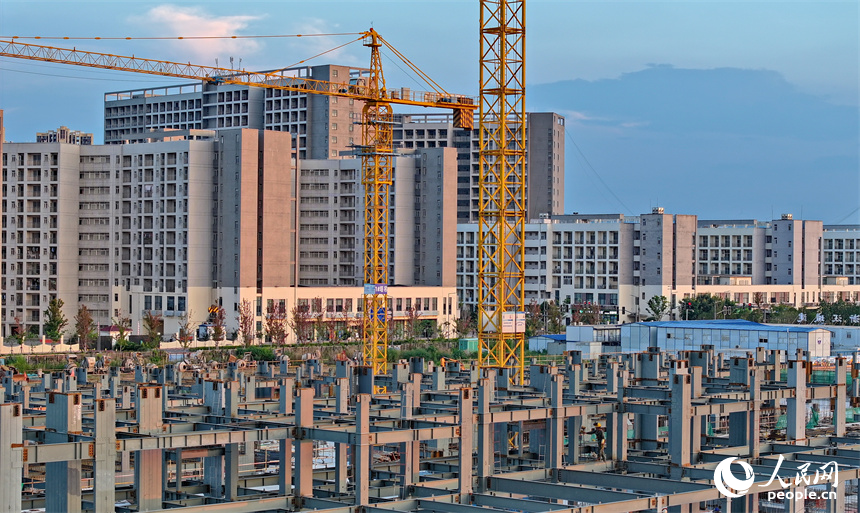 在贛州蓉江新區保障性租賃住房一期項目施工現場，施工人員在進行鋼結構安裝焊接等工作。人民網 朱海鵬攝