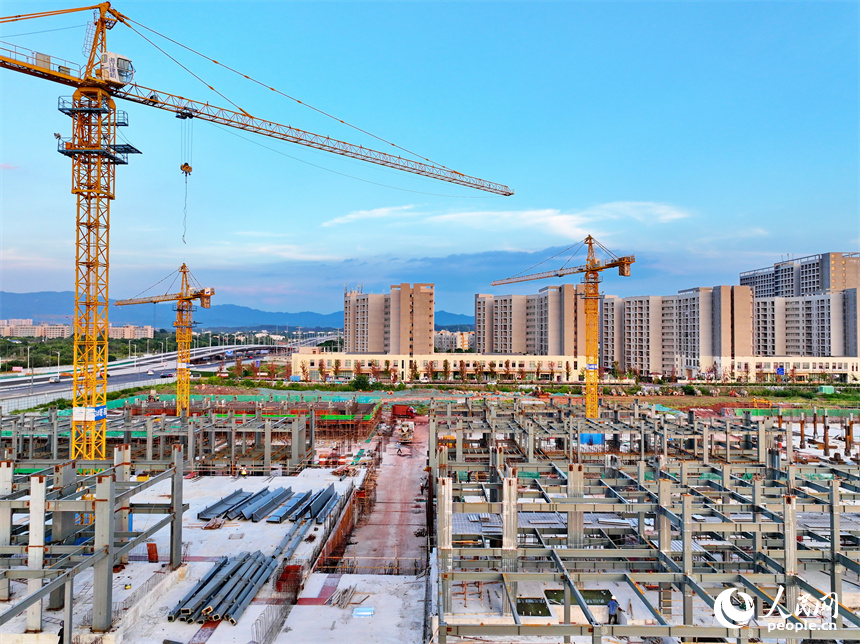 在贛州蓉江新區保障性租賃住房一期項目施工現場，施工人員在進行鋼結構安裝焊接等工作。人民網 朱海鵬攝