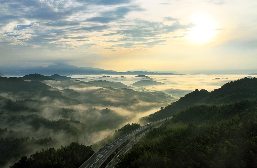 宜豐縣雙峰林場，高速公路與縹緲晨霧、疊嶂層巒相映成景，宛如畫卷。郭祥峰攝