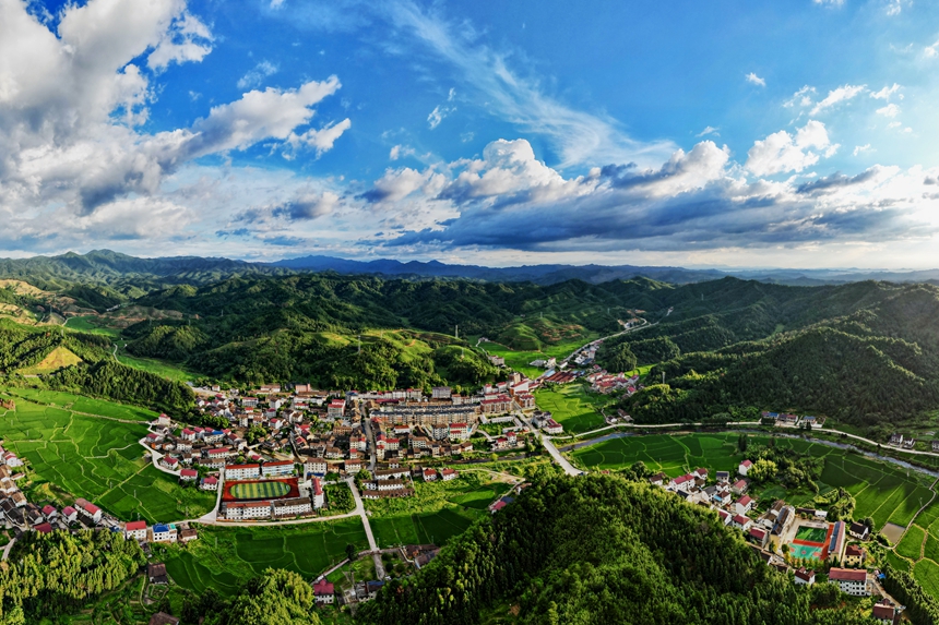 航拍鏡頭下的嵩市鎮，縱橫交錯的農田與村莊構成一幅美麗的鄉村畫卷。黃彬峰攝