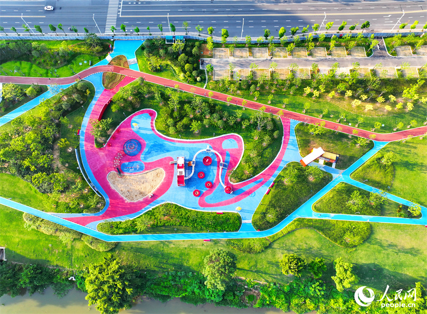 航拍下的江西省贛州章江國家濕地公園河道蜿蜒，江岸綠樹環繞。人民網朱海鵬攝