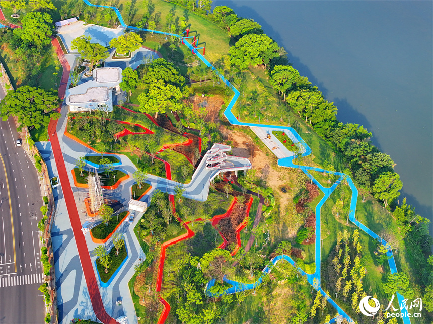 航拍下的江西省贛州章江國家濕地公園河道蜿蜒，江岸綠樹環繞。人民網朱海鵬攝