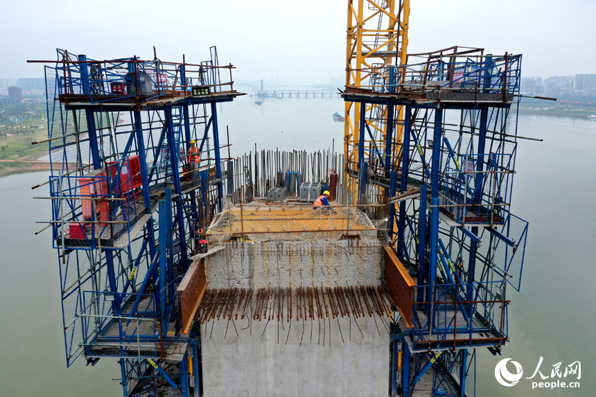 洪州大橋高空作業現場。高溫酷暑天氣，施工單位實施錯時施工措施，保障員工健康。 人民網記者 時雨攝