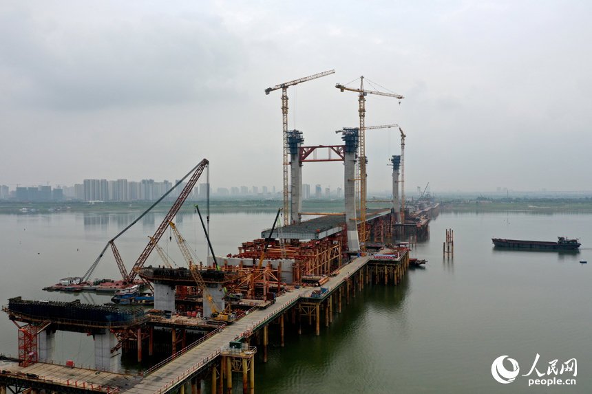 洪州大橋目前全面進入高空作業階段。 人民網記者 時雨攝