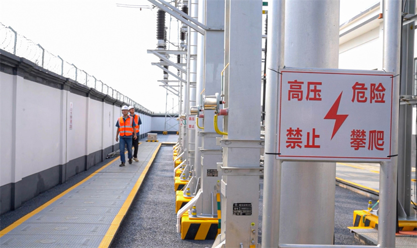 牽引變電所內，工作人員正在巡查。 張學東攝