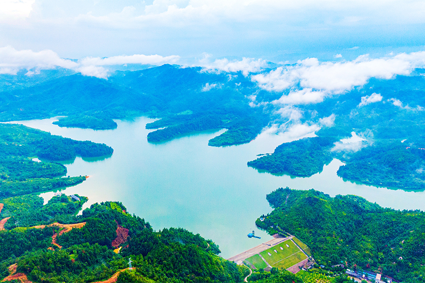 航拍江西省贛州市定南縣飲用水源禮亨水庫，美景如畫。詹繼成攝